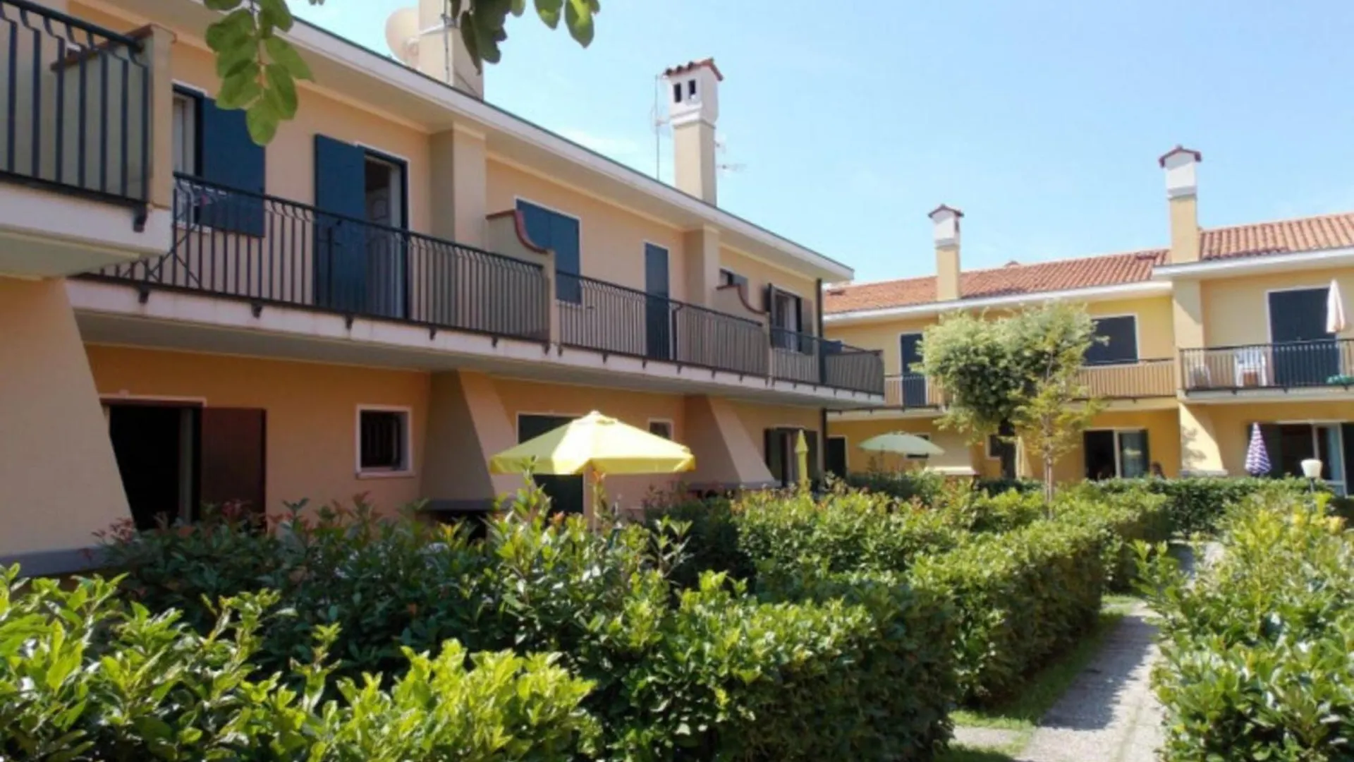 Two-Story House Near The Beach In Μπιμπιόνε